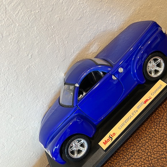 Maisto Metal Mounted Model 2000 Chevrolet SS Deep Cobalt Blue Concept Edition! - Picture 5 of 8